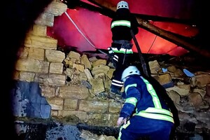 Одесские спасатели показали, как ликвидировали последствия ночного обстрела 