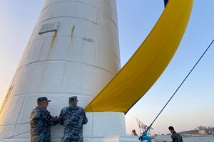 На Воронцовском маяке в Одессе развернули огромный флаг Украины