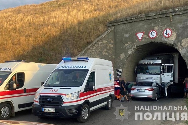 В Одесской области прямо в тоннеле столкнулись грузовик и легковушка: пострадали трое