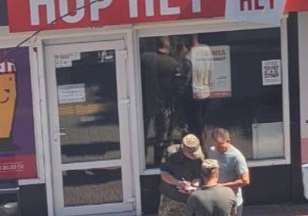 В Одессе раздают повестки у магазинов: военные объяснили, зачем это делают