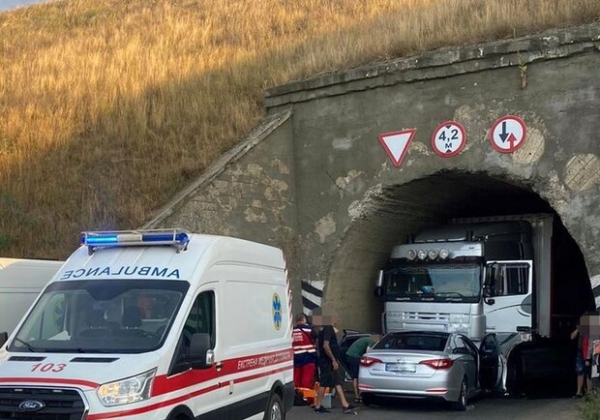 В Одесской области прямо в тоннеле столкнулись грузовик и легковушка: пострадали трое