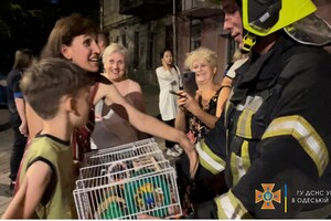 На улице Базарной в Одессе загорелся старый дом: есть погибший (фото, видео)