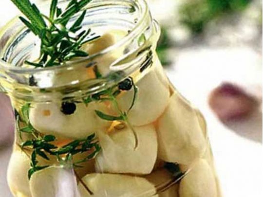 Часник, маринований в&nbsp;меду&nbsp;&mdash; неймовірно ароматна закуска