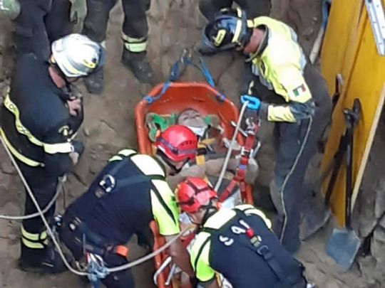 Діставали 8 годин: у Римі чоловіка завалило в тунелі, який він чомусь рив поряд з Ватиканом