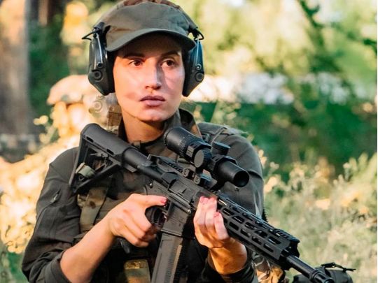 «Перемогти чи понюхати»: снайперка ЗСУ кинула виклик дружині мільйонера-наркоділка та збирає 4 млн для армії