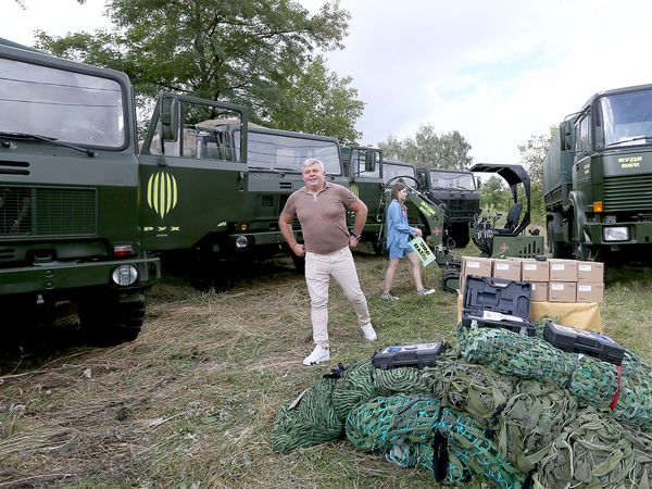 Президент львівського ФК «Рух» Григорій Козловський передав ЗСУ 6 вантажівок
