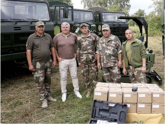 Президент львівського ФК «Рух» Григорій Козловський передав ЗСУ 6 вантажівок