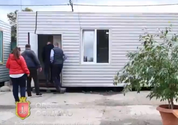 В Одессе появились модульные вагончики-дома для коммунальщиков