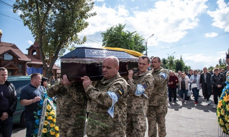 &laquo;Батькову нагороду отримає син Марат&raquo;: Сергій Сова, фото руки якого облетіло весь світ, посмертно став &laquo;Героєм України&raquo;