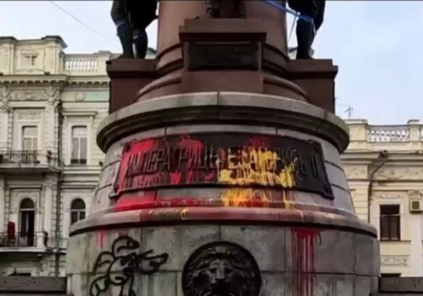 Облили краской и погнули меч: активисты снова добрались до памятника "Основателям Одессы"