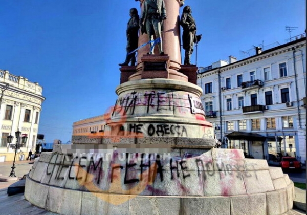 "Снесем, Гена не поможет": на одесском памятнике Екатерине появились новые надписи