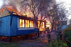Тушили пожары и доставали мужчину из подвала: как прошли сутки у одесских спасателей