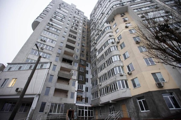 Как сейчас выглядит пострадавший от ракетного удара в апреле ЖК "Тирас": фотофакт