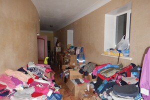 Прятали похищенные вещи на кладбище: в Одесской области задержали воров, ограбивших волонтерский штаб