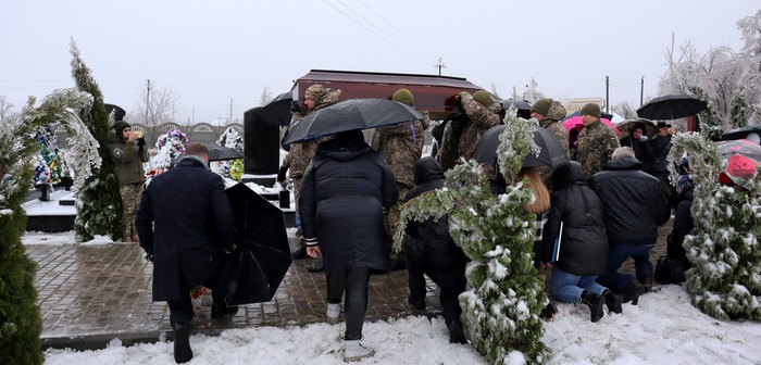 «Це він відвернув увагу повітряних російських бандитів»: у Василькові поховали льотчика, який посмертно став Героєм України