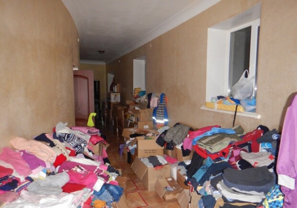 Прятали похищенные вещи на кладбище: в Одесской области задержали воров, ограбивших волонтерский штаб
