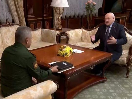 «Корчився від болю у напівлежачому положенні»: стали відомі подробиці візита шойгу до білорусі