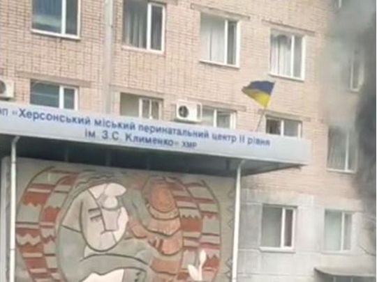 Херсон знову під обстрілом: горить перинатальний центр (відео)