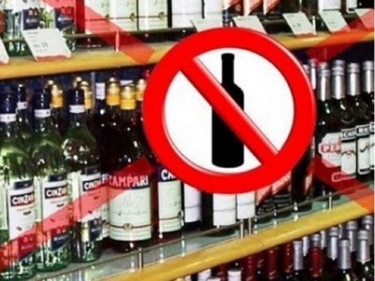Українці не зможуть купувати цигарки та алкоголь за готівку: у Зеленського вигадали, як боротися з контрафактом та контрабандою
