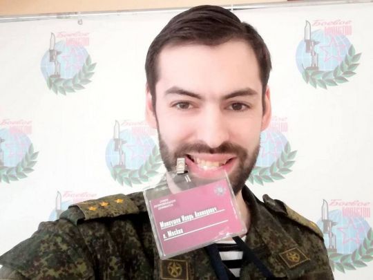 «Поки живий, але перспективи так собі»: рашист, який нібито демонстрував череп захисника «Азовсталі», отримав важке поранення в голову