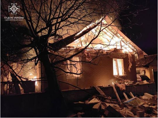 Пожежа у приватному будинку в Дніпрі: загинув чоловік, постраждала жінка