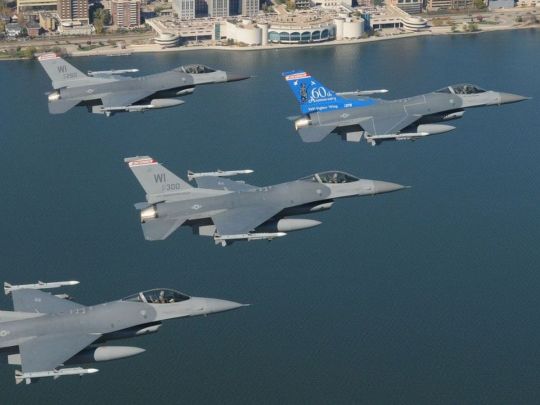 У США демократи й республіканці об’єдналися, щоб закликати Байдена відправити F-16 в Україну, — ЗМІ