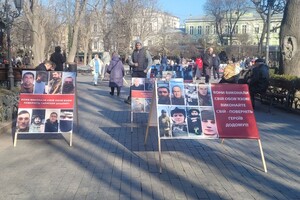 В Горсаду Одессы проходит акция в поддержку пленных защитников Мариуполя: фотоотчет