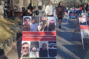 В Горсаду Одессы проходит акция в поддержку пленных защитников Мариуполя: фотоотчет