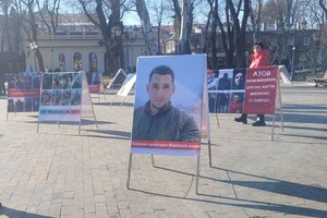В Горсаду Одессы проходит акция в поддержку пленных защитников Мариуполя: фотоотчет