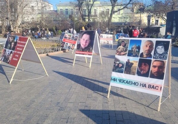 В Горсаду Одессы проходит акция в поддержку пленных защитников Мариуполя: фотоотчет