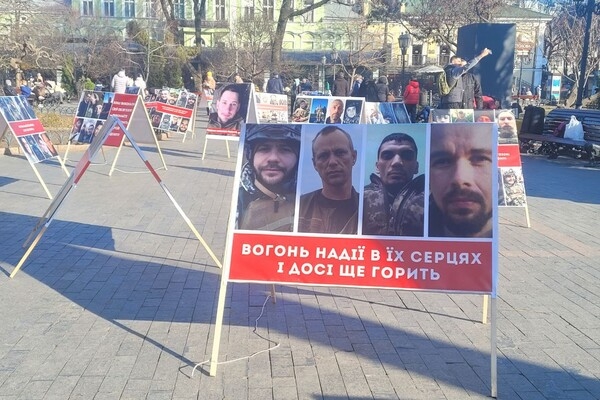 В Горсаду Одессы проходит акция в поддержку пленных защитников Мариуполя: фотоотчет
