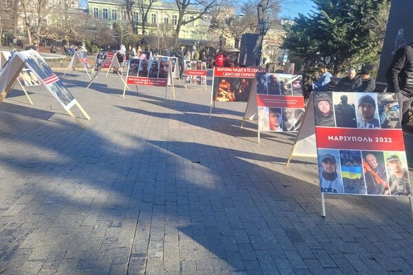 В Горсаду Одессы проходит акция в поддержку пленных защитников Мариуполя: фотоотчет