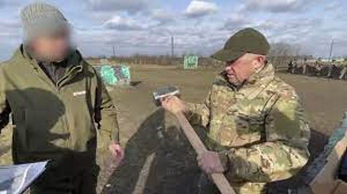 Від кухлів та футболок до кувалд: окупанти всіма способами затягують кримчан у «Вагнер»