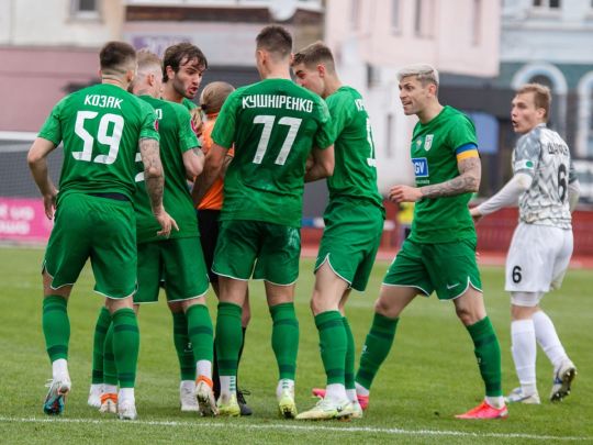 Пхнув жінку-арбітра у спину: відео підлого вчинку з чемпіонату України