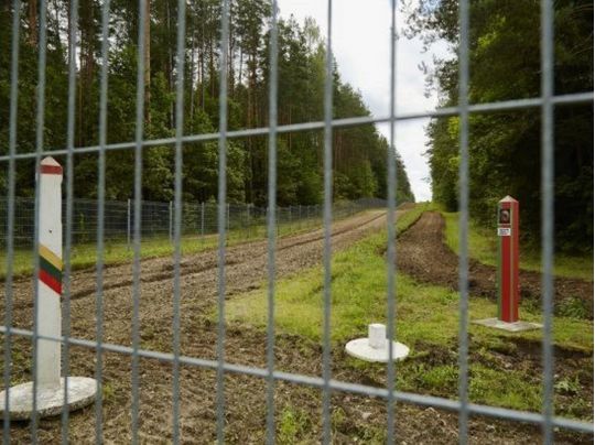 Подалі від ворога: на латвійсько-білоруському кордоні зводять паркан