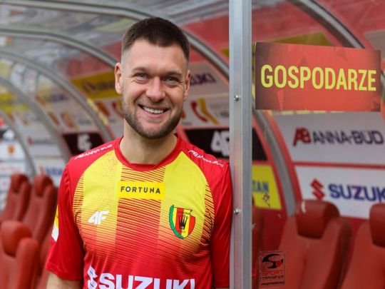 Український футболіст вразив коментатора феноменальним голом зі своєї половини поля (відео)
