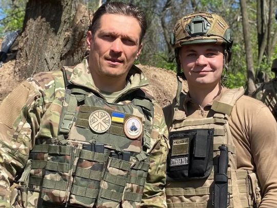 Усик приїхав на фронт до українських воїнів та відправив «подарунок» рашистам (відео)