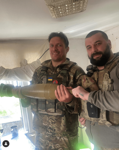 Усик приїхав на фронт до українських воїнів та відправив «подарунок» рашистам (відео)
