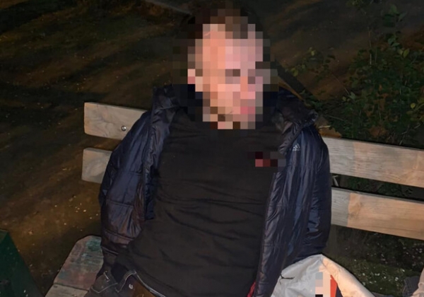 В Одессе задержали пьяного мужчину, который бил автомобили топором
