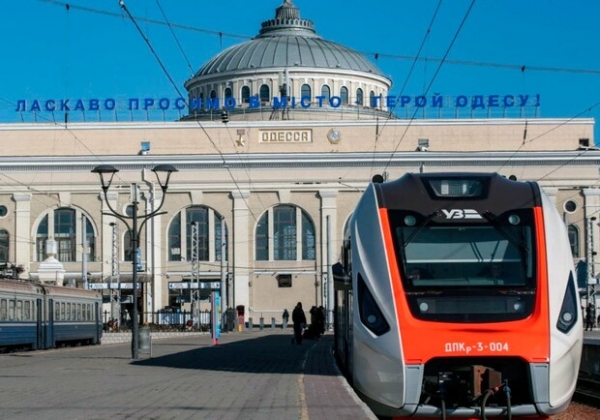 Из-за обстрелов один из поездов одесского направления задержится на 12 часов