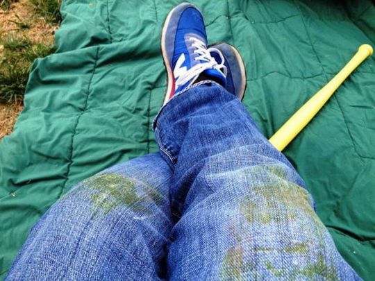 Не кладіть заплямовану річ у сушарку: як вивести плями від трави