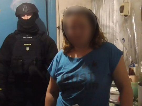 Під Києвом мати за 100 гривень «здавала» дітей знайомому для сексуальних втіх та допомагала їх ґвалтувати