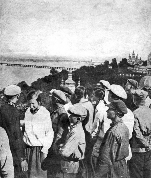 Підірвали київські мости разом із людьми, які на них перебували: історик про радянські злочини в Україні під час Другої світової війни