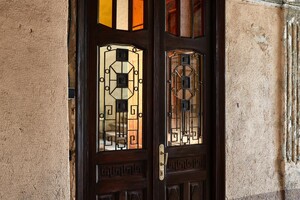 В Одессе отреставрировали еще одну историческую дверь