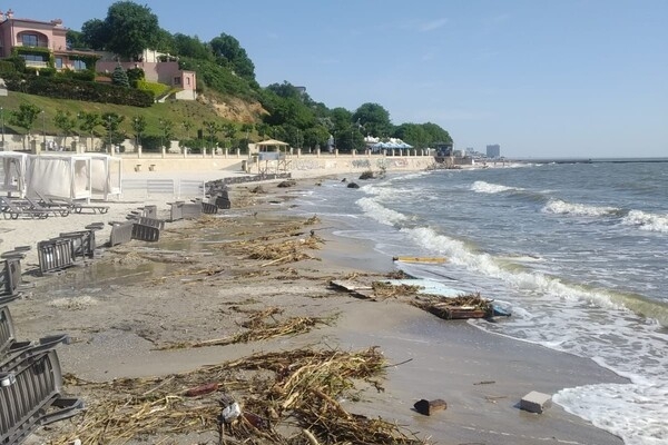 На нескольких пляжах Одессы и Одесской области снизилась соленость воды в Черном море