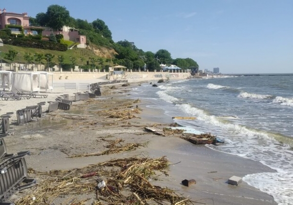 На нескольких пляжах Одессы и Одесской области снизилась соленость воды в Черном море