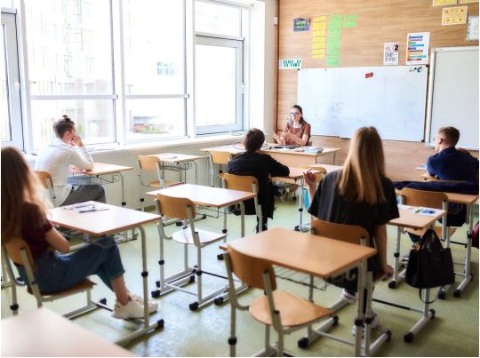 Сім’я повернулась в Україну: як зарахувати дитину до школи