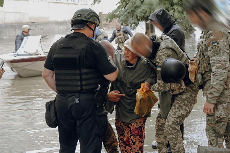 Відкрили вогонь у спини: окупанти на Херсонщині обстріляли човен з цивільними, є вбиті і поранені (фото)