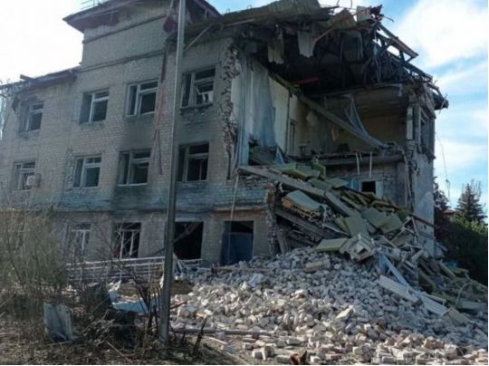Обстріл Покровська: поліція показала відео перших хвилин після «прильоту» до будівлі соцзабезу, де були десятки людей