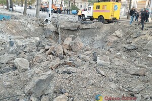 Пострадали более двух десятков авто и 20 домов: как выглядит центр Одессы после удара ракетами 